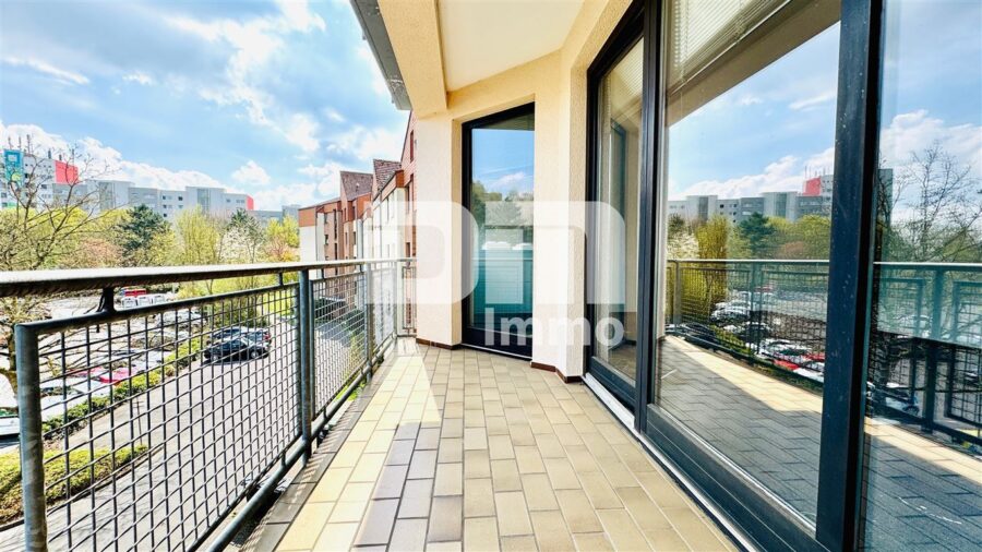 (R)eserviert!Schöne zentral gelegene Wohnung mit großem Balkon und Tiefgaragenstellplatz - Balkon